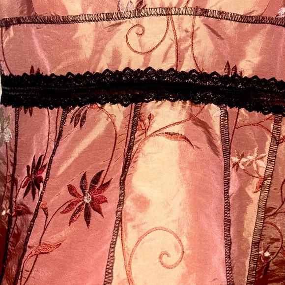 •SHRINE OF HOLLYWOOD BRAND DRESS ~VINTAGE STYLE PLEATED WITH FLORAL EMBROIDERY! - Picture 9 of 15